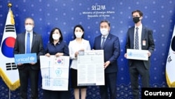 지난 28일 서울에서 열린 이신화(왼쪽 세번째) 한국 북한인권국제협력대사 임명장 전수식에 다니엘 콜린지(오른쪽) 서울 유엔인권사무소 인권관, 오렌 슐라인(왼쪽) 유엔아동기금(UNICEF·유니세프) 서울 사무소장, 윤선희(왼쪽 두번째) 세계식량계획(WFP) 한국사무소장이 참석해 기념촬영하고 있다. 오른쪽 두번째는 박진 한국 외교부 장관. (자료사진=한국 외교부)