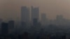 Esta fotografía del lunes 13 de mayo de 2019 muestra una nube de humo y contaminación sobre la Ciudad de México.