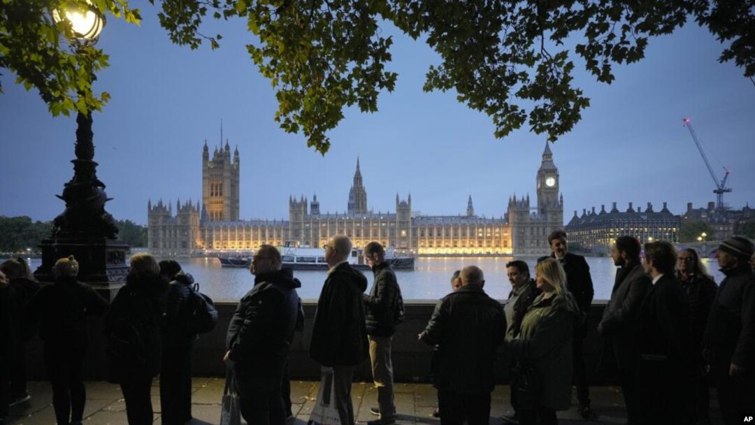 Gente haciendo fila para presentar sus respetos a la fallecida reina Isabel II en el Salón de Westminster en Londres, el jueves 15 de septiembre de 2022. (AP Foto/Markus Schreiber)
