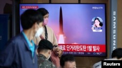 북한 탄도미사일 발사 소식을 전하는 한국 텔레비전 뉴스 화면. (자료사진)
