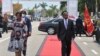 Presidente angolano, João Lourenço (dir) e a primeira-dama angolana, Ana Dias Lourenço, chegam à Praça da República em Luanda, para a tomada de posse. 15 de setembro, 2022