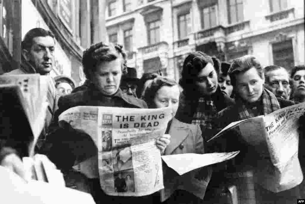 People in London read news of King's George VI death in newspapers, Feb. 6, 1952.