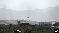資料照片：一架美國黑鷹直升飛機在阿富汗首都喀布爾上空飛行（2021年8月15日）