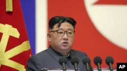 En esta imagen difundida por el gobierno de Corea del Norte, el mandatario norcoreano Kim Jong Un asiste a una reunión sobre labores de prevención de desastres, realizada el 4 de septiembre de 2022, en Pyongyang, Corea del Norte. 