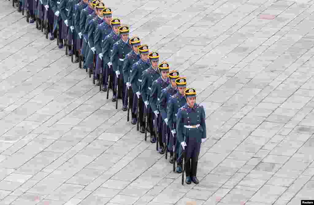 Members of the Presidential Regiment take part in the Changing of the Guard ceremony in the Kremlin, Moscow, Russia, April 13, 2019.