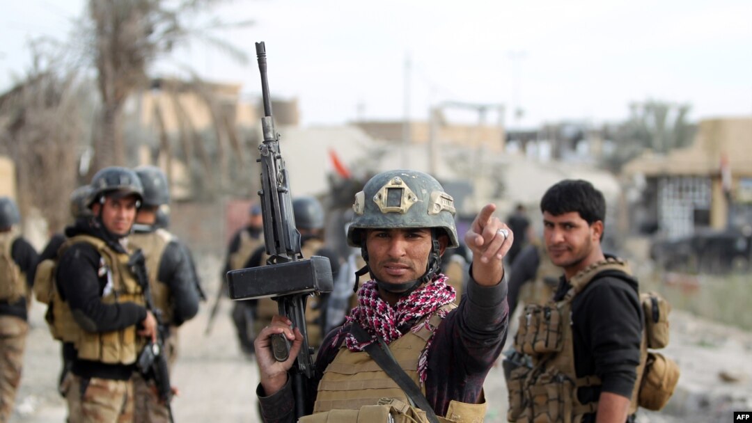 Miembros de la fuerza especial de contraterrorismo de Irak aseguran el vecindario de Hoz en el centro de Ramadi tras la huida de militantes del Estado Islámico. Dic. 27, 2015