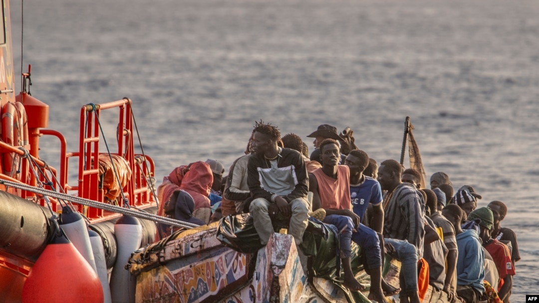ARCHIVO - Una patera 'cayuco' procedente de Senegal con 136 inmigrantes a bordo, llega tras ser rescatada en el mar por un buque español de Salvamento Marítimo, al puerto de La Restinga, en la isla canaria de El Hierro, 28 de noviembre de 2024.