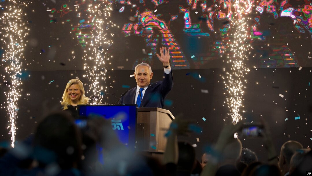 Izraelski premijer Benjamin Netanjahu, uz suprugu Saru, maše pristalicama nakon zatvaranja biračkih mesta posle opštih izbora u Izraelu, u Telavivu, Izrael, 10. aprila 2019.