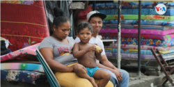 Una familia mantiene su negocio en el mercado Oriental. Lo que allí consiguen vender es su sustento de vida. Agosto de 2021. [Fotografía: Houston Castillo Vado]