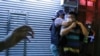 一名警察2019年8月7日在香港深水埗警署外的警民對峙中逮捕了一名示威者。