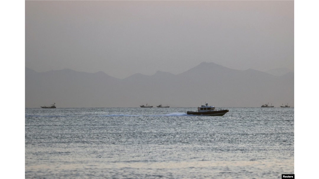 一艘台灣海警船駛過馬祖群島南岸島海域的中國海岸。(2022年8月16日)