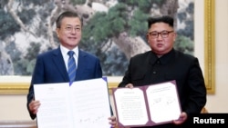 지난 2018년 9월 19일 문재인(왼쪽) 당시 한국 대통령과 김정은 북한 국무위원장이 평양 백화원 영빈관에서 평양공동선언문에 서명 직후 기념촬영하고 있다. (자료사진=평양사진공동취재단)