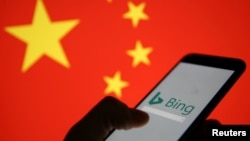 在中國國旗的背景下一隻顯示微軟Bing標誌的手機。（2019年1月24日）