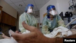 Enfermeras ayudan a un paciente de coronavirus en el hospital Madison Memorial en Reburg, Idaho, el 28 de octubre de 2021.