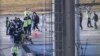Migrantes guatemaltecos deportados de Estados Unidos desembarcan de un avión militar estadounidense en el aeropuerto La Aurora de la ciudad de Guatemala, el 27 de enero de 2025. AP