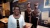 Pamela Junior, directora de The Two Mississippi Museums, habla sobre las raíces históricas de Juneteenth, mientras se encuentra frente a una de las exhibiciones en el Museo de Derechos Civiles de Mississippi, el 16 de junio de 2022, en Jackson.