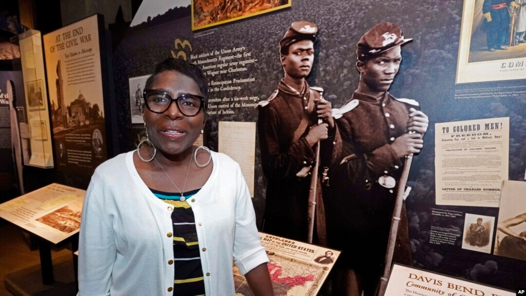 Pamela Junior, directora de The Two Mississippi Museums, habla sobre las raíces históricas de Juneteenth, mientras se encuentra frente a una de las exhibiciones en el Museo de Derechos Civiles de Mississippi, el 16 de junio de 2022, en Jackson.