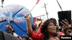 Indígenas ecuatorianos aparecen en una iglesia donde las organizaciones indígenas se reúnen con funcionarios del gobierno para discutir las demandas de precios más bajos del combustible y los alimentos, en Quito, Ecuador, el 27 de junio de 2022.