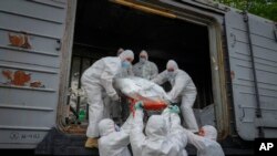 Рефрижераторы с грузом "200" - российскими военнослужащими, погибшими в ходе вторжения в Украину. Архивное фото. Киев, 13 мая 2022.