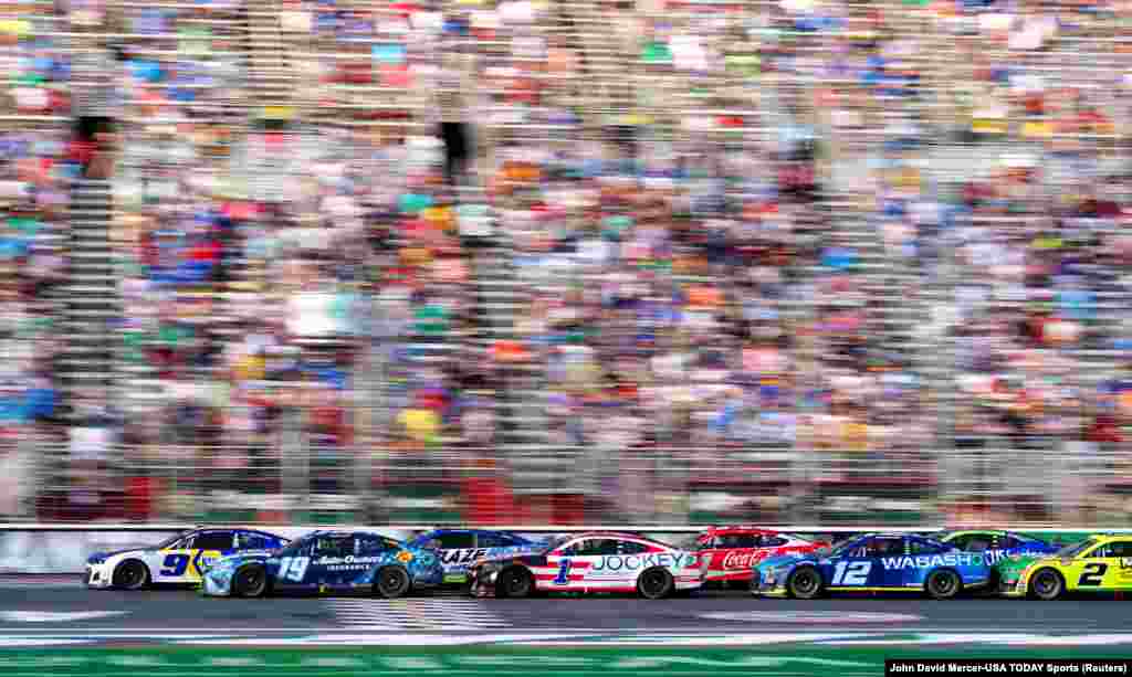 NASCAR Cup Series driver Chase Elliott (9) and NASCAR Cup Series driver Martin Truex Jr. (19) lead the pack to a restart during the Quaker State 400 at Atlanta Motor Speedway in Hampton, Georgia, USA, July 10, 2022.