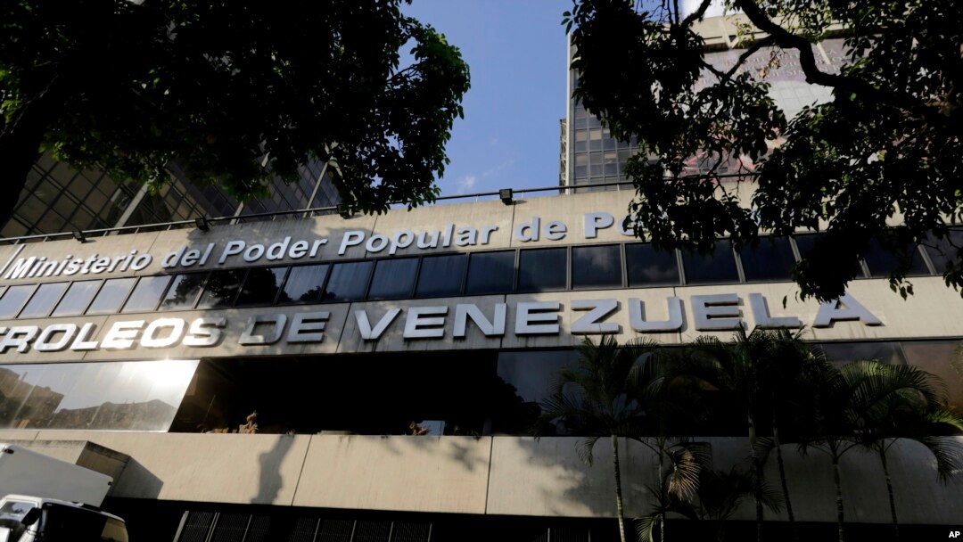 La entrada principal de la sede de la petrolera estatal Petróleos de Venezuela, PDVSA, en Caracas, el 28 de enero de 2019.