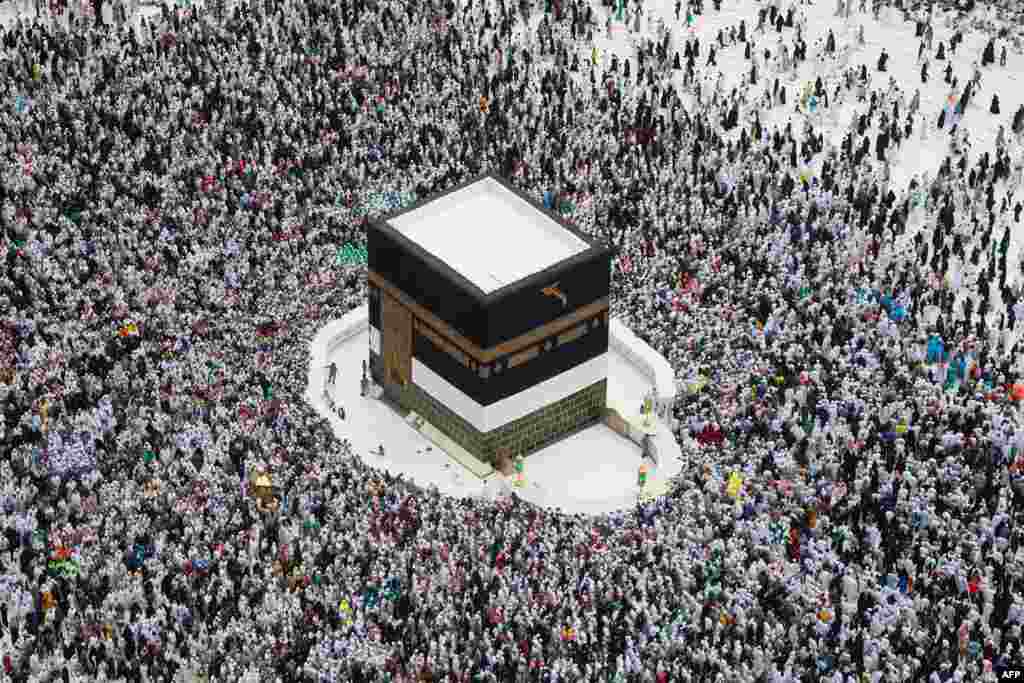 Worshipers perform the farewell tawaf (circumambulation) in the holy Saudi city of Mecca, Saudi Arabia, marking the end of this year's Hajj.