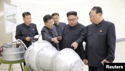 지난해 9월 김정은 북한 국무위원장이 '핵무기 병기화 사업'을 현지지도했다고 조선중앙통신이 보도했다. 뒤에 세워둔 안내판에 북한의 ICBM급 장거리 탄도미사일로 추정되는 '화성-14형'의 '핵탄두(수소탄)'이라고 적혀있다.