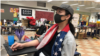 堅信自由民主的香港理工大學校園美食坊的義工廚師施先生 （美國之音海彥拍攝 ）