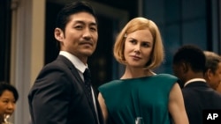Nicole Kidman's new program is Expats. Here she is in a scene with the actor Brian Tee. (Prime Video vía AP)