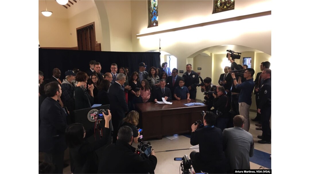 El alcalde de Los Angeles, Eric Garcetti, acompañado del jefe de Policía de la ciudad Charlie Beck, y el concejal Gil Cedillo, defienden la ciudad como refugio en el Día de los Inmigrantes de Los Angeles. Foto: Arturo Martínez, VOA