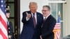 Президент США Дональд Трамп приветствует своего гостя, премьер-министра Великобритании Кира Стармера, в Белом доме. 27 февраля 2025 года. (AP Photo/Ben Curtis)