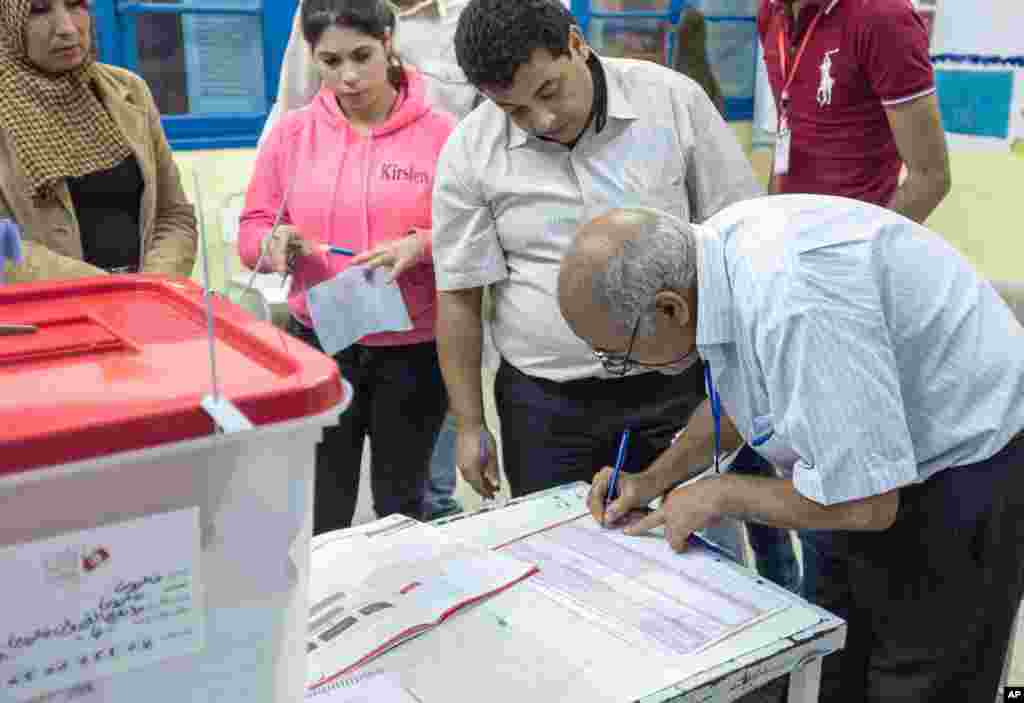 Tunisian election officials during the count process at a polling station in the country's first post-revolution parliamentary election,Tunisia, Oct. 26, 2014.