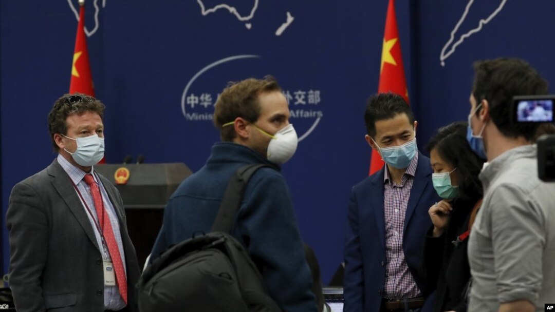 美國紐約時報駐北京記者史蒂文·李·邁爾斯（左）在參加中國外交部例行記者會後與其他外國記者聊天。(2020年3月18日)