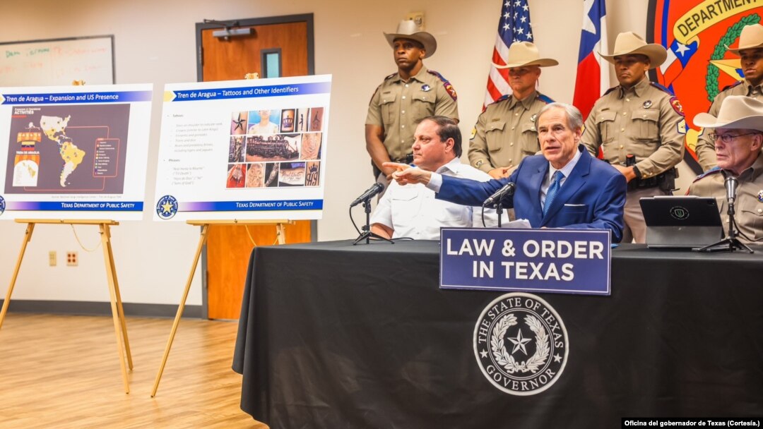 El gobernador de Texas, Gregg Abbott, señaló durante la conferencia de prensa que el objetivo de esta designación es " detener la reciente expansión de la viciosa pandilla venezolana". [Foto Cortesía oficina del gobernador de Texas].