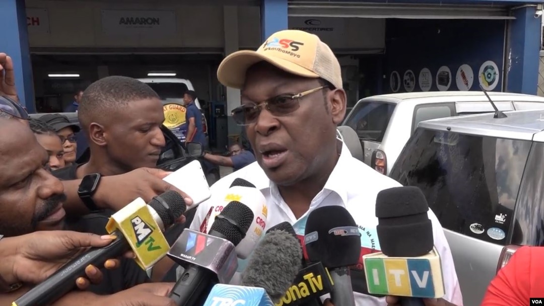 Mwenyekiti wa Chama kikuu cha upinzani CHADEMA Freeman Mbowe alipokuwa akizungumza na waandishi wa habari kabla ya kukamatwa . Picha na VOA 