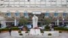 Doctors change pope's treatment to tackle 'complex' situation, Vatican says