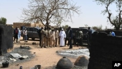 Shugaban Mali, Ibrahim Boubacar Keita a lokacin da ya kai ziyara yankin Ogossagou da aka kai hari kan Fulani, ranar 25 March, 2019.