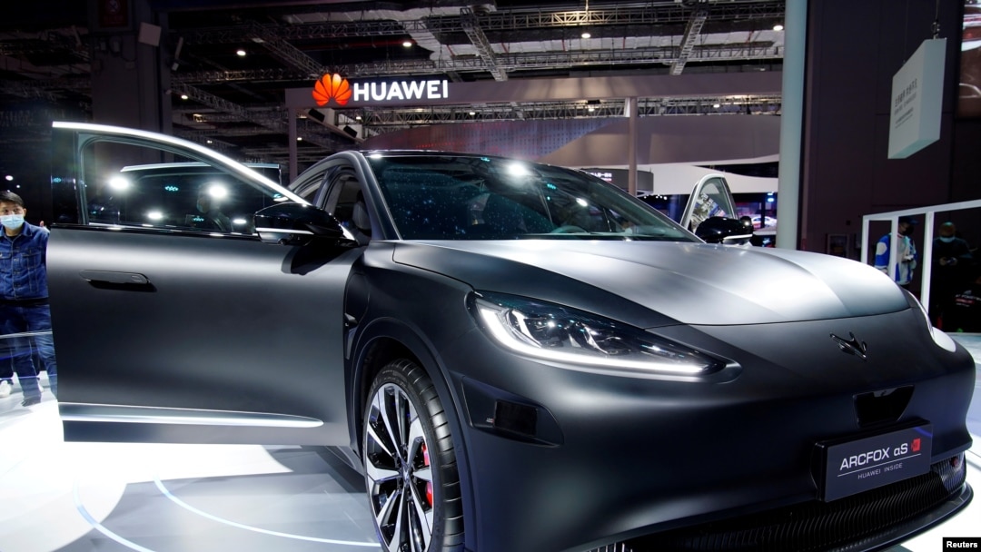 2021年4月19日，上海車展上的華為電動車攤位。（路透社照片）