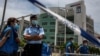 香港警察8月10日大舉搜查蘋果日報總部時封鎖週邊。 
