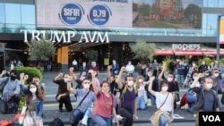 Gökçe Sentürk, center, is one of the organizers of this small and heavily policed Istanbul protest, on June 5, 2020. (Heather Murdock/VOA)
