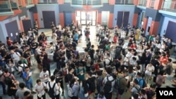 Cientos de alumnos de posgrado durante la orientación para alumnos internacionales de Rise University