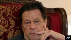 د سپريم کورټ وکيل شير امان خان وينا وه چې د پاکستان فوجدارۍ قانون سى ار پى سى د لاندي صدر او ګورنرانو ته استثنا حاصله ده او د جنيوا قانون لا مخې سفارتکارو ته دي حوالې سره استثنا ترلاسه ده او عدالت دوى نشي راغوښتلې