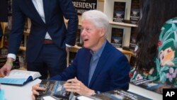 El expresidente Bill Clinton firma copias de su libro "The President is Missing" en Book Revue, el jueves 28 de junio de 2018 en Huntington, Nueva York.
