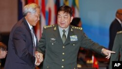 中國國防部長常萬全和新加坡防長黃永宏握手（2015年11月4日）