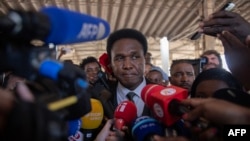 Venâncio Mondlane numa conferência de imprensa após votação, em Maputo, a 9 de outubro, 2024. 