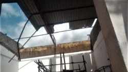 Foi-se com o vento e chuva. Telhado de uma edificio danificado