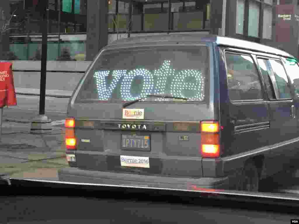 A car in downtown Des Moines, Iowa, on caucus day, Feb. 1, 2016. (K. Gypson/ VOA)