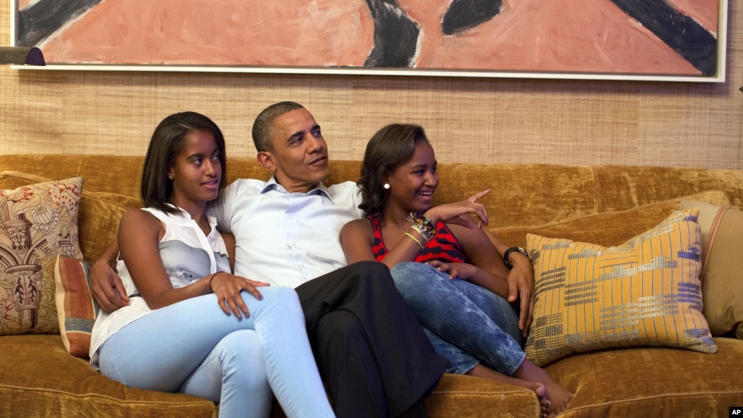 Presidente Barack Obama, com as filhas, ouve o discurso da mulher, Michelle, na convenção do Partido Democrático