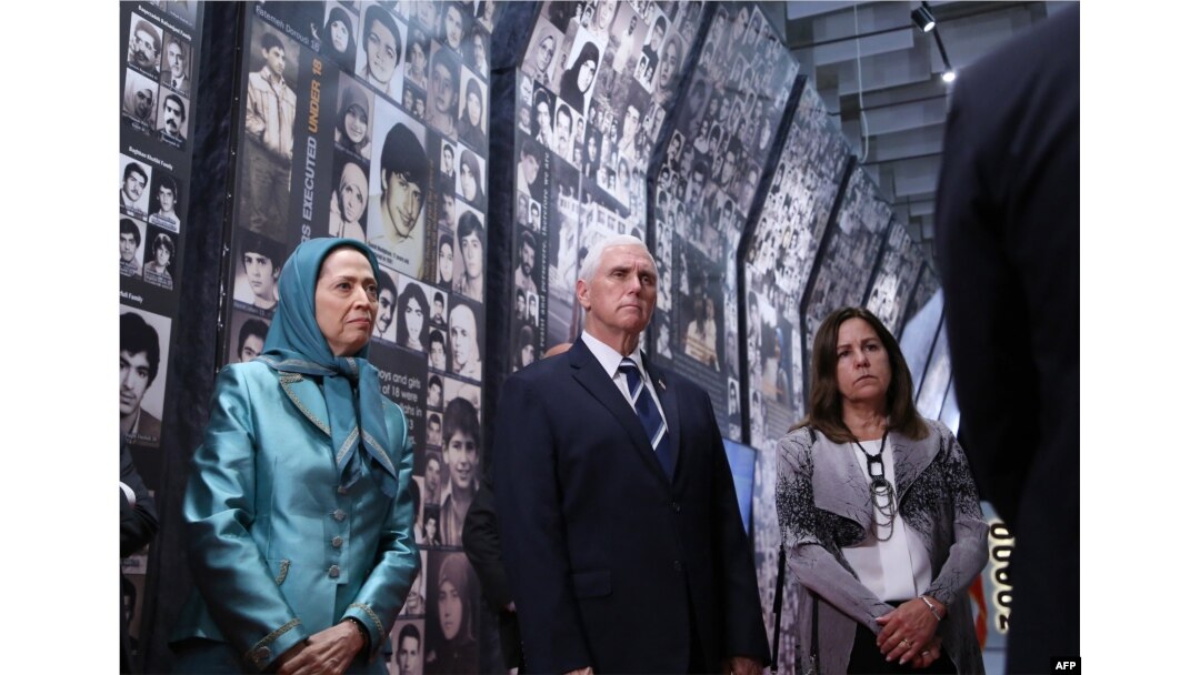 مایک پنس معاون رئیس جمهوری پیشین آمریکا تیرماه امسال از کمپ اشرف ۳ با حضور مریم رجوی بازدید کرد.