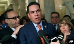 Representante Pete Aguilar (centro), demócrata por California en la Cámara de Representantes de EE.UU. Jan. 17, 2018.